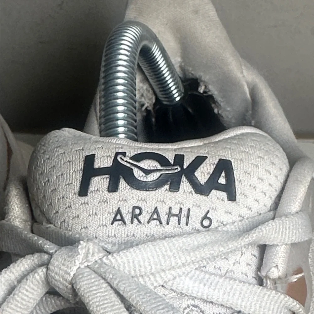 Hoka Arahi 6 Women's Cream and Tan Sneakers